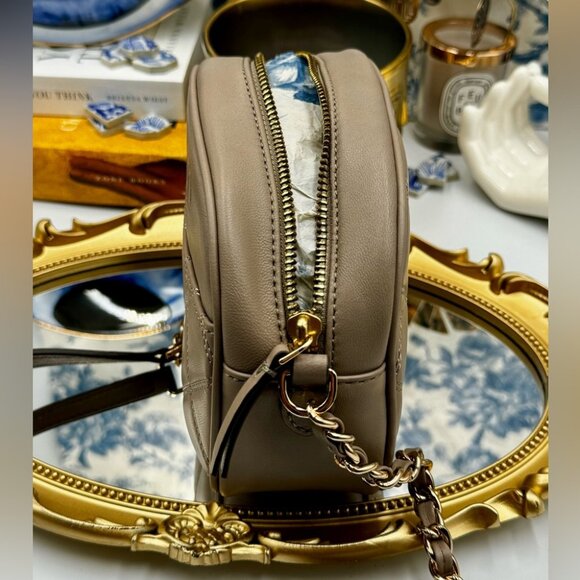 🆕 TORY BURCH 🧿 NWOT Savannah Chain Link Camera Bag, French Gray AUTHENTICATED - Picture 10 of 15